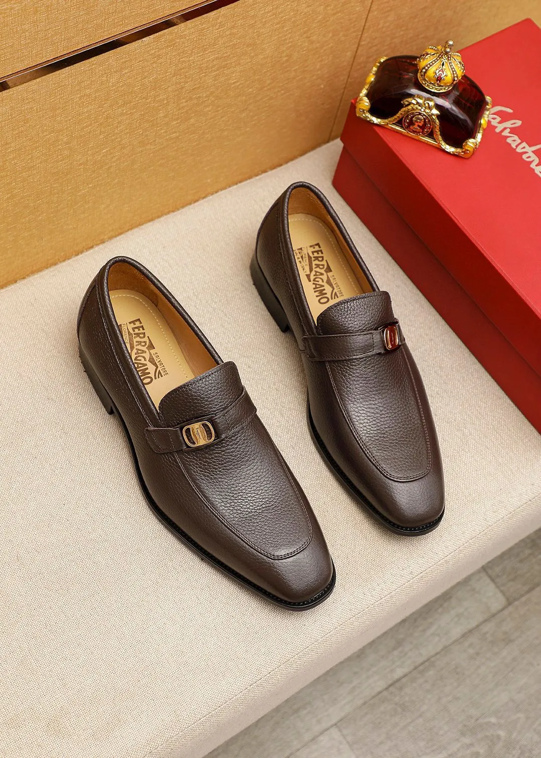 Men's shoes 💰460 💐 Product trademark: Ferragamo "Ferragamo" casual leather shoes Regular size: 38-44 (45.46🉑️customized) Product materials: Selected imported first-layer pebbled cowhide leather upper + luxury hardware buckle, imported water-dyed cowhide leather lining. Strong three-dimensional visual effect, original outsole color: 2 colors available